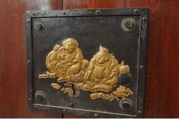 アンティーク建具　七福神の金具が存在感を放つ庄内蔵戸1枚(引き戸、玄関戸)(R-080183)