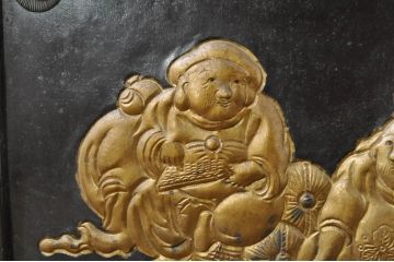 アンティーク建具　七福神の金具が存在感を放つ庄内蔵戸1枚(引き戸、玄関戸)(R-080183)
