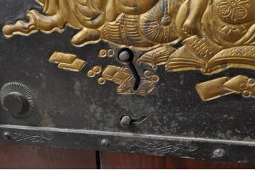 アンティーク建具　七福神の金具が存在感を放つ庄内蔵戸1枚(引き戸、玄関戸)(R-080183)