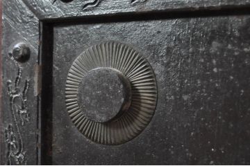 アンティーク建具　七福神の金具が存在感を放つ庄内蔵戸1枚(引き戸、玄関戸)(R-080183)