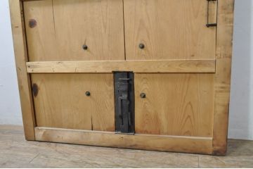 アンティーク建具　七福神の金具が存在感を放つ庄内蔵戸1枚(引き戸、玄関戸)(R-080183)
