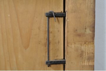 アンティーク建具　七福神の金具が存在感を放つ庄内蔵戸1枚(引き戸、玄関戸)(R-080183)