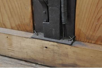 アンティーク建具　七福神の金具が存在感を放つ庄内蔵戸1枚(引き戸、玄関戸)(R-080183)