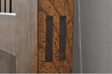 アンティーク建具　総欅(ケヤキ)材　時代の流れを感じさせる格子蔵戸1枚(引き戸、玄関戸、格子戸)(R-080185)