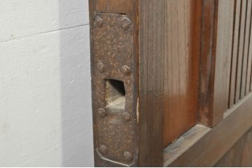 アンティーク建具　総欅(ケヤキ)材　時代の流れを感じさせる格子蔵戸1枚(引き戸、玄関戸、格子戸)(R-080185)