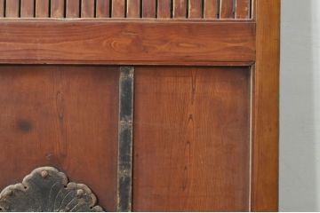 アンティーク建具　欅(ケヤキ)材・檜(ヒノキ)材　巾着をモチーフにした金具が目を引く格子蔵戸1枚(玄関戸、格子戸、引き戸)(R-080189)