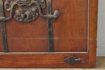 アンティーク建具　欅(ケヤキ)材・檜(ヒノキ)材　巾着をモチーフにした金具が目を引く格子蔵戸1枚(玄関戸、格子戸、引き戸)(R-080189)