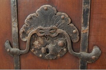 アンティーク建具　欅(ケヤキ)材・檜(ヒノキ)材　巾着をモチーフにした金具が目を引く格子蔵戸1枚(玄関戸、格子戸、引き戸)(R-080189)