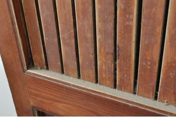 アンティーク建具　欅(ケヤキ)材・檜(ヒノキ)材　巾着をモチーフにした金具が目を引く格子蔵戸1枚(玄関戸、格子戸、引き戸)(R-080189)