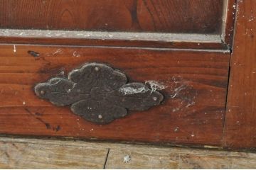 アンティーク建具　欅(ケヤキ)材・檜(ヒノキ)材　巾着をモチーフにした金具が目を引く格子蔵戸1枚(玄関戸、格子戸、引き戸)(R-080189)