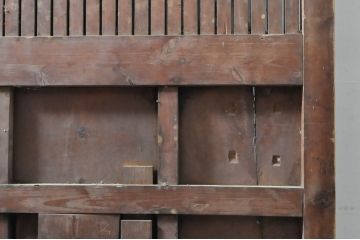 アンティーク建具　欅(ケヤキ)材・檜(ヒノキ)材　巾着をモチーフにした金具が目を引く格子蔵戸1枚(玄関戸、格子戸、引き戸)(R-080189)