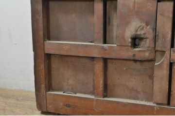 アンティーク建具　欅(ケヤキ)材・檜(ヒノキ)材　巾着をモチーフにした金具が目を引く格子蔵戸1枚(玄関戸、格子戸、引き戸)(R-080189)