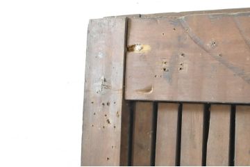 アンティーク建具　欅(ケヤキ)材・檜(ヒノキ)材　巾着をモチーフにした金具が目を引く格子蔵戸1枚(玄関戸、格子戸、引き戸)(R-080189)