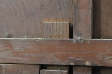 アンティーク建具　欅(ケヤキ)材・檜(ヒノキ)材　巾着をモチーフにした金具が目を引く格子蔵戸1枚(玄関戸、格子戸、引き戸)(R-080189)