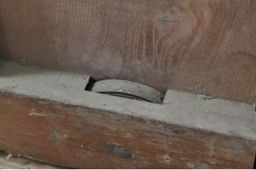 アンティーク建具　欅(ケヤキ)材・檜(ヒノキ)材　巾着をモチーフにした金具が目を引く格子蔵戸1枚(玄関戸、格子戸、引き戸)(R-080189)