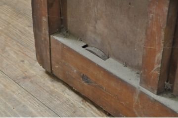 アンティーク建具　欅(ケヤキ)材・檜(ヒノキ)材　巾着をモチーフにした金具が目を引く格子蔵戸1枚(玄関戸、格子戸、引き戸)(R-080189)