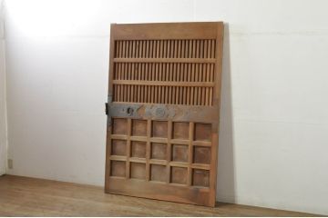 アンティーク建具　特注　上手物!!　桟も太く存在感のある銅金具がアクセントの格子蔵戸1枚(玄関戸、格子戸、引き戸)(R-080193)