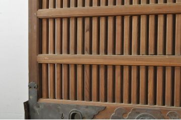 アンティーク建具　特注　上手物!!　桟も太く存在感のある銅金具がアクセントの格子蔵戸1枚(玄関戸、格子戸、引き戸)(R-080193)