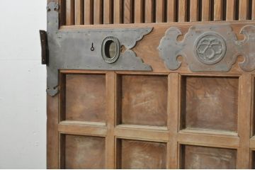 アンティーク建具　特注　上手物!!　桟も太く存在感のある銅金具がアクセントの格子蔵戸1枚(玄関戸、格子戸、引き戸)(R-080193)