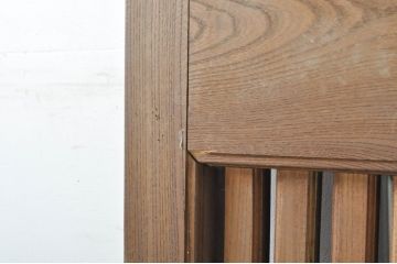 アンティーク建具　特注　上手物!!　桟も太く存在感のある銅金具がアクセントの格子蔵戸1枚(玄関戸、格子戸、引き戸)(R-080193)