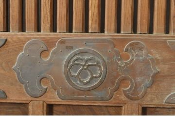 アンティーク建具　特注　上手物!!　桟も太く存在感のある銅金具がアクセントの格子蔵戸1枚(玄関戸、格子戸、引き戸)(R-080193)