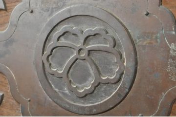 アンティーク建具　特注　上手物!!　桟も太く存在感のある銅金具がアクセントの格子蔵戸1枚(玄関戸、格子戸、引き戸)(R-080193)