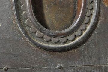 アンティーク建具　特注　上手物!!　桟も太く存在感のある銅金具がアクセントの格子蔵戸1枚(玄関戸、格子戸、引き戸)(R-080193)