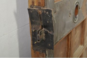 アンティーク建具　特注　上手物!!　桟も太く存在感のある銅金具がアクセントの格子蔵戸1枚(玄関戸、格子戸、引き戸)(R-080193)