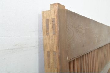 アンティーク建具　特注　上手物!!　桟も太く存在感のある銅金具がアクセントの格子蔵戸1枚(玄関戸、格子戸、引き戸)(R-080193)