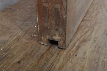 アンティーク建具　特注　上手物!!　桟も太く存在感のある銅金具がアクセントの格子蔵戸1枚(玄関戸、格子戸、引き戸)(R-080193)