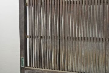 アンティーク建具　欅(ケヤキ)材　堂々とした佇まいが存在感を放つガラス入り格子蔵戸1枚(玄関戸、格子戸、引き戸)(R-080197)