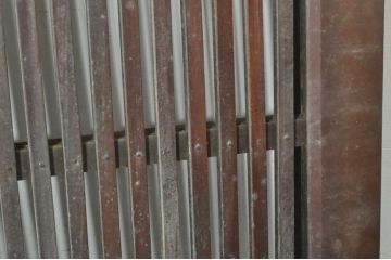 アンティーク建具　欅(ケヤキ)材　堂々とした佇まいが存在感を放つガラス入り格子蔵戸1枚(玄関戸、格子戸、引き戸)(R-080197)