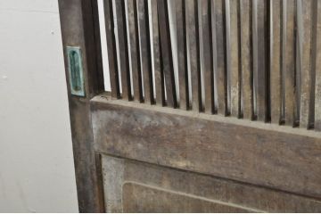 アンティーク建具　欅(ケヤキ)材　堂々とした佇まいが存在感を放つガラス入り格子蔵戸1枚(玄関戸、格子戸、引き戸)(R-080197)