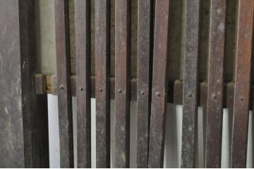 アンティーク建具　欅(ケヤキ)材　堂々とした佇まいが存在感を放つガラス入り格子蔵戸1枚(玄関戸、格子戸、引き戸)(R-080197)