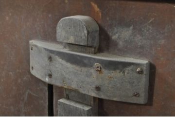 アンティーク建具　欅(ケヤキ)材　堂々とした佇まいが存在感を放つガラス入り格子蔵戸1枚(玄関戸、格子戸、引き戸)(R-080197)