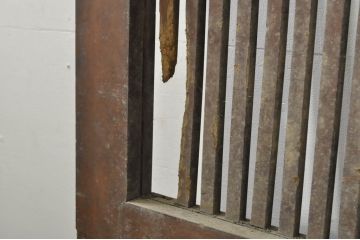 アンティーク建具　欅(ケヤキ)材　堂々とした佇まいが存在感を放つガラス入り格子蔵戸1枚(玄関戸、格子戸、引き戸)(R-080197)