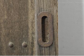 アンティーク建具　総欅(ケヤキ)材　時を経た風合いが楽しめる蔵戸1枚(引き戸、玄関戸)(R-080201)