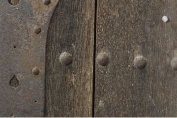アンティーク建具　総欅(ケヤキ)材　時を経た風合いが楽しめる蔵戸1枚(引き戸、玄関戸)(R-080201)