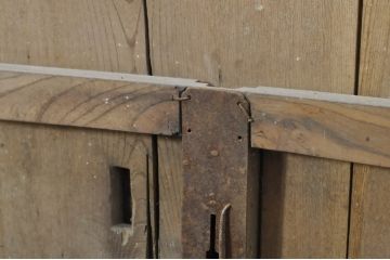 アンティーク建具　総欅(ケヤキ)材　時を経た風合いが楽しめる蔵戸1枚(引き戸、玄関戸)(R-080201)