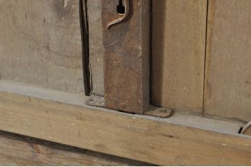 アンティーク建具　総欅(ケヤキ)材　時を経た風合いが楽しめる蔵戸1枚(引き戸、玄関戸)(R-080201)