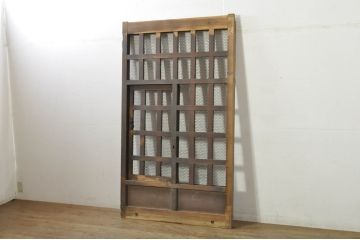 アンティーク建具　時を経た風合いが魅力的な升目(マス目)格子のくぐり戸1枚(きつね格子、狐格子、蔵戸、玄関戸、引き戸)(R-080202)