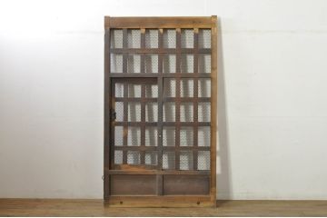 アンティーク建具　時を経た風合いが魅力的な升目(マス目)格子のくぐり戸1枚(きつね格子、狐格子、蔵戸、玄関戸、引き戸)(R-080202)