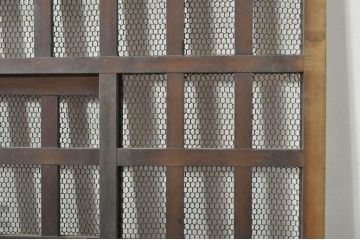 アンティーク建具　時を経た風合いが魅力的な升目(マス目)格子のくぐり戸1枚(きつね格子、狐格子、蔵戸、玄関戸、引き戸)(R-080202)