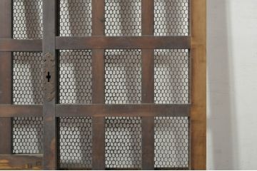 アンティーク建具　時を経た風合いが魅力的な升目(マス目)格子のくぐり戸1枚(きつね格子、狐格子、蔵戸、玄関戸、引き戸)(R-080202)