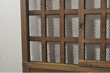 アンティーク建具　時を経た風合いが魅力的な升目(マス目)格子のくぐり戸1枚(きつね格子、狐格子、蔵戸、玄関戸、引き戸)(R-080202)