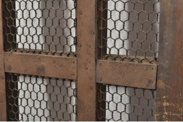 アンティーク建具　時を経た風合いが魅力的な升目(マス目)格子のくぐり戸1枚(きつね格子、狐格子、蔵戸、玄関戸、引き戸)(R-080202)