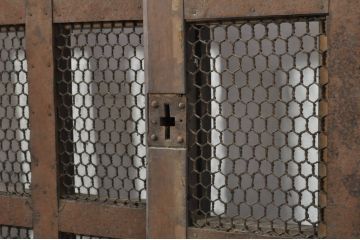 アンティーク建具　時を経た風合いが魅力的な升目(マス目)格子のくぐり戸1枚(きつね格子、狐格子、蔵戸、玄関戸、引き戸)(R-080202)