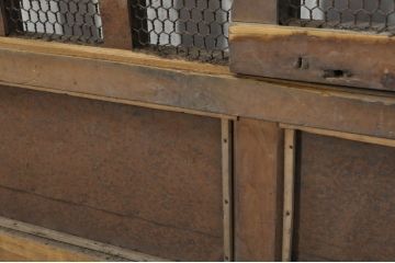 アンティーク建具　時を経た風合いが魅力的な升目(マス目)格子のくぐり戸1枚(きつね格子、狐格子、蔵戸、玄関戸、引き戸)(R-080202)