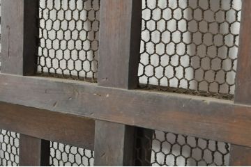 アンティーク建具　時を経た風合いが魅力的な升目(マス目)格子のくぐり戸1枚(きつね格子、狐格子、蔵戸、玄関戸、引き戸)(R-080202)
