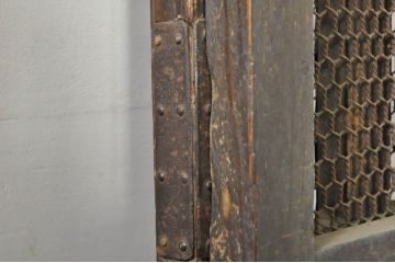 アンティーク建具　時を経た風合いが魅力的な升目(マス目)格子のくぐり戸1枚(きつね格子、狐格子、蔵戸、玄関戸、引き戸)(R-080202)